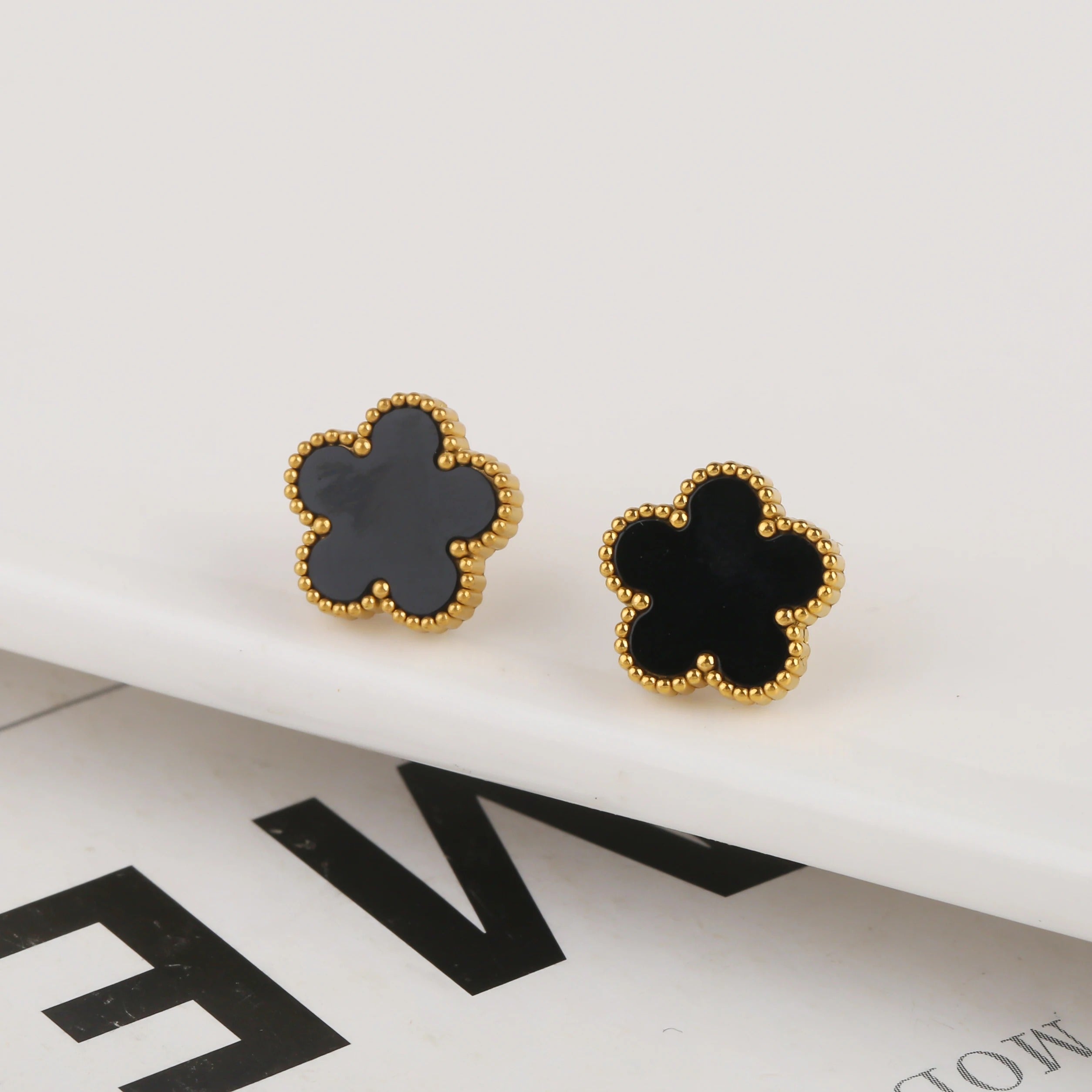 FIVE-LEAFED EARRINGS | BLACK